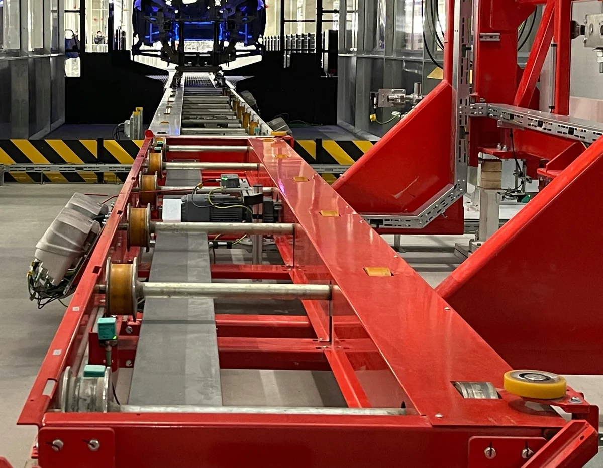 Convoyeur de transfert de carrosseries équipé de galets à bandage polyuréthane